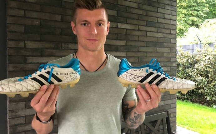 Real Madrid-Star Toni Kroos versteigert wie 2018 seine im Champions League-Finale getragenen Schuhe für einen guten Zweck.