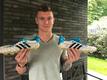 Real Madrid-Star Toni Kroos versteigert wie 2018 seine im Champions League-Finale getragenen Schuhe für einen guten Zweck.