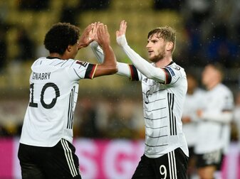 Ball im Gesicht: Gnabry lacht über Werner Ball im Gesicht: Gnabry lacht über Werner