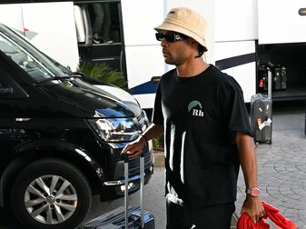 Bayernspieler Serge Gnabry auf dem Weg zum Trainingslager des DFB-Teams. Bayernspieler Serge Gnabry auf dem Weg zum Trainingslager des DFB-Teams.