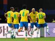 Brasiliens Richarlison (2.v.r) feiert mit seinen Mannschaftskollegen das 1:0 für Brasilien.