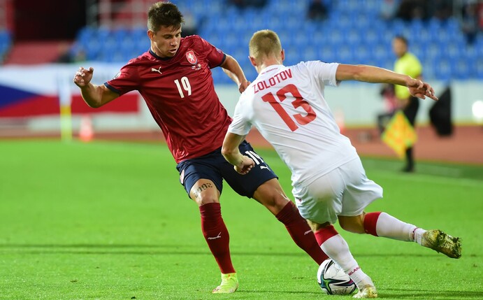 Adam Hlozek (l) wechselt von Sparta Prag zu Bayer Leverkusen.