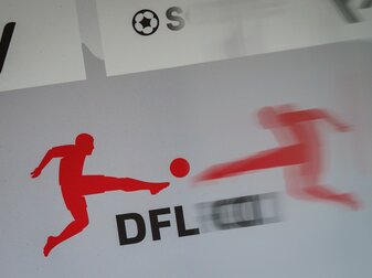 Die Deutsche Fußball Liga (DFL)erteilt allen 36 Proficlubs die Lizenz. Die Deutsche Fußball Liga (DFL)erteilt allen 36 Proficlubs die Lizenz.