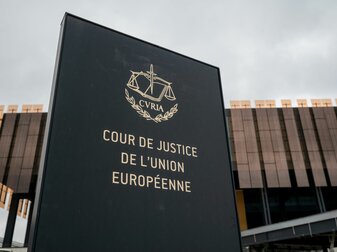Schild mit der Aufschrift «Cour de Justice de l'Union Europeene» vor einem Gebäude des Europäischen Gerichtshofs (EuGH) in Luxemburg.