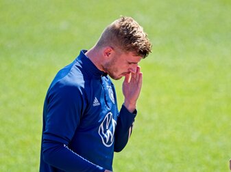 Hat gegen Italien sein 50. Länderspiel: Nationalspieler Timo Werner cremt sich beim Training mit Sonnencreme ein.