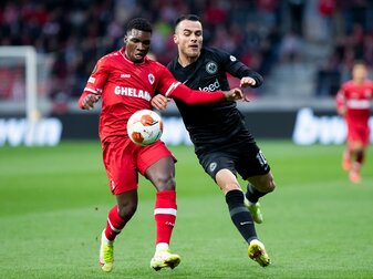 Aurélio Buta (l) im Einsatz für den FC Antwerpen gegen Filip Kostic von Eintracht Frankfurt. Aurélio Buta (l) im Einsatz für den FC Antwerpen gegen Filip Kostic von Eintracht Frankfurt.
