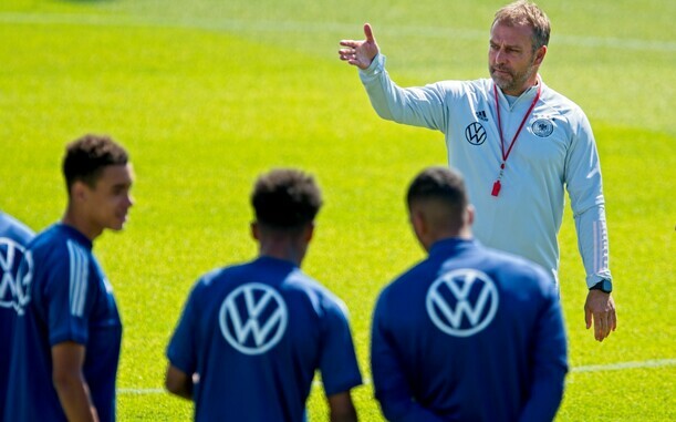 Kann mit 25 Akteuren für das Spiel gegen Italien planen: Bundestrainer Hansi Flick gibt beim Abschlusstraining Anweisungen.
