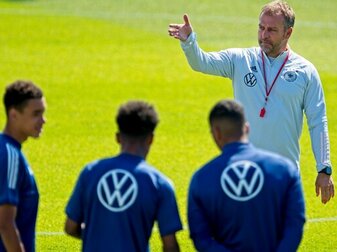 Kann mit 25 Akteuren für das Spiel gegen Italien planen: Bundestrainer Hansi Flick gibt beim Abschlusstraining Anweisungen. Kann mit 25 Akteuren für das Spiel gegen Italien planen: Bundestrainer Hansi Flick gibt beim Abschlusstraining Anweisungen.