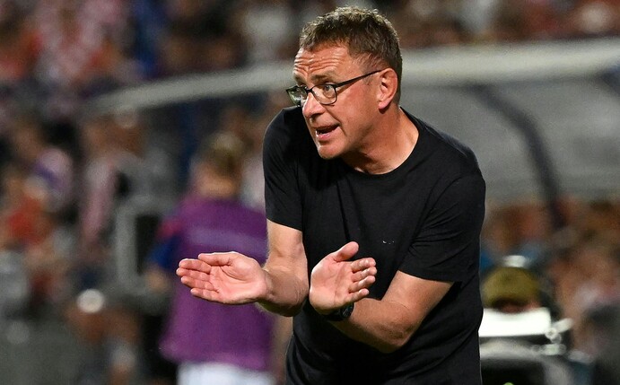 Österreichs Trainer Ralf Rangnick gibt seinen Spielern Anweisungen während der Partie gegen Kroatien.