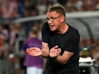 Österreichs Trainer Ralf Rangnick gibt seinen Spielern Anweisungen während der Partie gegen Kroatien. Österreichs Trainer Ralf Rangnick gibt seinen Spielern Anweisungen während der Partie gegen Kroatien.
