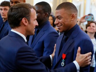 Frankreichs Präsident Emmanuel Macron (l) spricht bei einer Ehrung der Weltmeister von 2018 mit Kylian Mbappe. Frankreichs Präsident Emmanuel Macron (l) spricht bei einer Ehrung der Weltmeister von 2018 mit Kylian Mbappe.