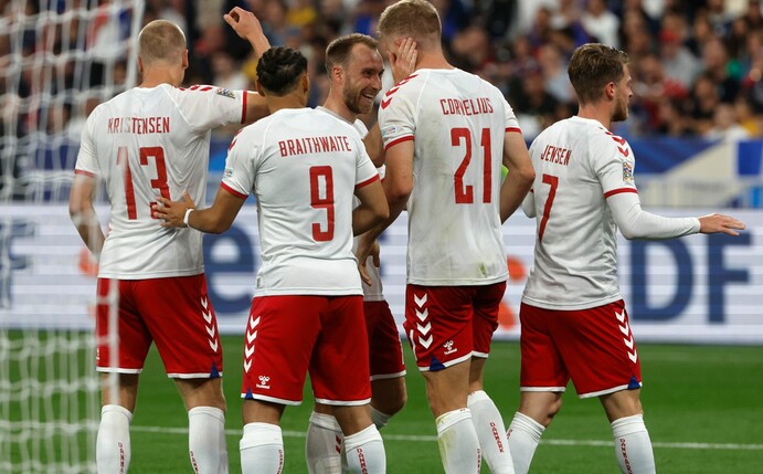 Die dänischen Spieler feiern das zweite Tor im Spiel gegen Frankreich.