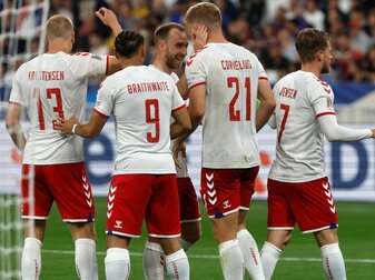 Die dänischen Spieler feiern das zweite Tor im Spiel gegen Frankreich. Die dänischen Spieler feiern das zweite Tor im Spiel gegen Frankreich.
