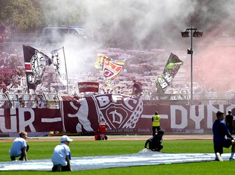Die Fans vom BFC Dynamo zünden Pyrotechnik im Stadion.