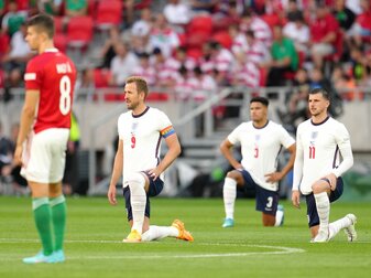 Als Zeichen gegen Rassismus knien Englands Harry Kane (2.v.l-r), James Justin und Mason Mount. Stehend daneben: Ungarns Adam Nagy (l).