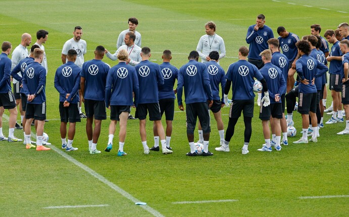 Bundestrainer Hansi Flick hat die Nationalspieler beim Abschlusstraining im Halbkreis versammelt.