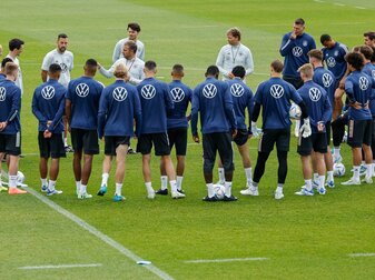 Bundestrainer Hansi Flick hat die Nationalspieler beim Abschlusstraining im Halbkreis versammelt. Bundestrainer Hansi Flick hat die Nationalspieler beim Abschlusstraining im Halbkreis versammelt.