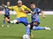 Brasiliens Neymar (l) und Japans Yuta Nakayama kämpfen um den Ball.