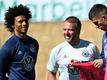 Bundestrainer Hansi Flick (r) spricht mit Leroy Sané während des Trainings.