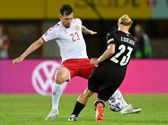 Dänemarks Pierre-Emile Hojbjerg (l) und Österreichs Xaver Schlager kämpfen um den Ball.