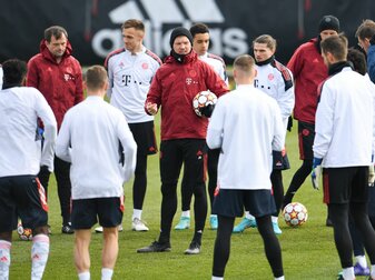 Julian Nagelsmann (M), Trainer beim FC Bayern, spricht während eines Trainings zur Mannschaft.