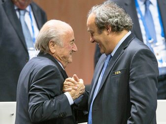 Müssen sich wegen der Vorwurfs des Betrugs und anderer Delikte vor Gericht verantworten: Joseph Blatter (l) und Michel Platini.
