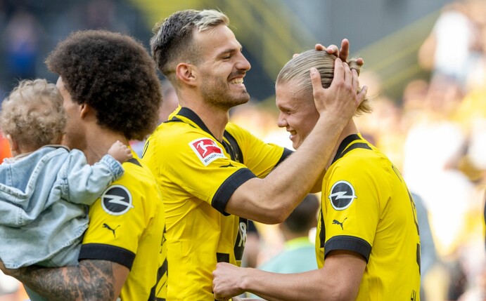 Vom VfL Wolfsburg an den BVB ausgeliehen: Marin Pongracic (M) umarmt Erling Haaland (r).