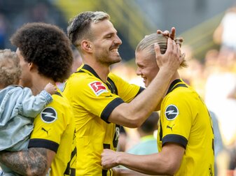 Vom VfL Wolfsburg an den BVB ausgeliehen: Marin Pongracic (M) umarmt Erling Haaland (r). Vom VfL Wolfsburg an den BVB ausgeliehen: Marin Pongracic (M) umarmt Erling Haaland (r).