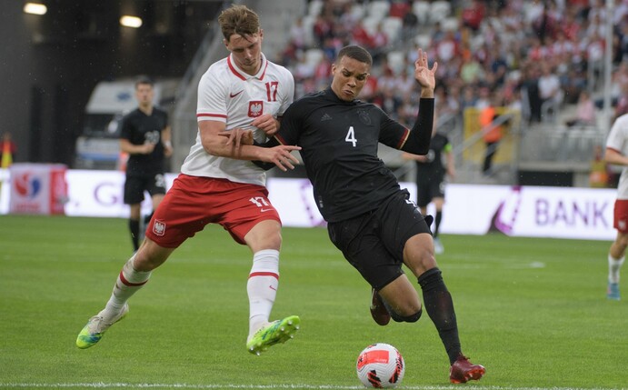 Der Pole Bartosz Bialek (l) im Kampf um den Ball gegen Malick Thiaw aus Deutschland.