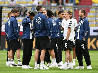 Vor dem Spiel gegen England besichtigen die deutschen Nationalspieler den Platz.