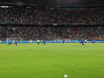 Die Nationalspieler von Deutschland und England knien vor dem Spiel, als Zeichen gegen Rassismus. Die Nationalspieler von Deutschland und England knien vor dem Spiel, als Zeichen gegen Rassismus.