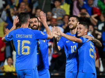 Die Spieler von Italien jubeln über ein Tor gegen Ungarn. Die Spieler von Italien jubeln über ein Tor gegen Ungarn.