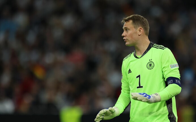 Deutschlands Torwart Manuel Neuer gestikuliert.
