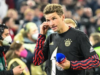 Bayerns Thomas Müller kommt nach einem Spiel zum Interview.