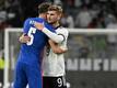 Englands John Stones und Deutschlands Timo Werner (r) umarmen sich nach dem Spiel.