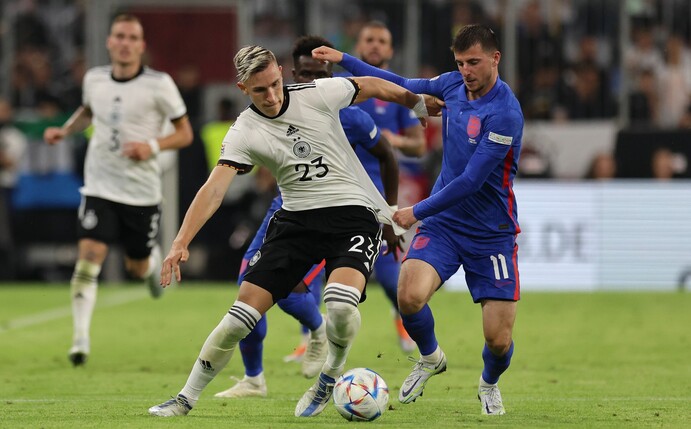 Deutschlands Nico Schlotterbeck und Englands Mason Mount (r) kämpfen um den Ball.
