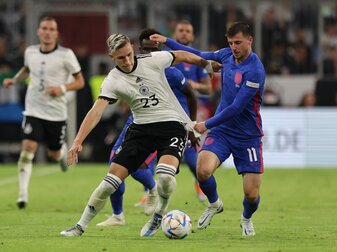 Deutschlands Nico Schlotterbeck und Englands Mason Mount (r) kämpfen um den Ball. Deutschlands Nico Schlotterbeck und Englands Mason Mount (r) kämpfen um den Ball.