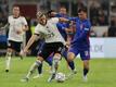 Deutschlands Nico Schlotterbeck und Englands Mason Mount (r) kämpfen um den Ball.