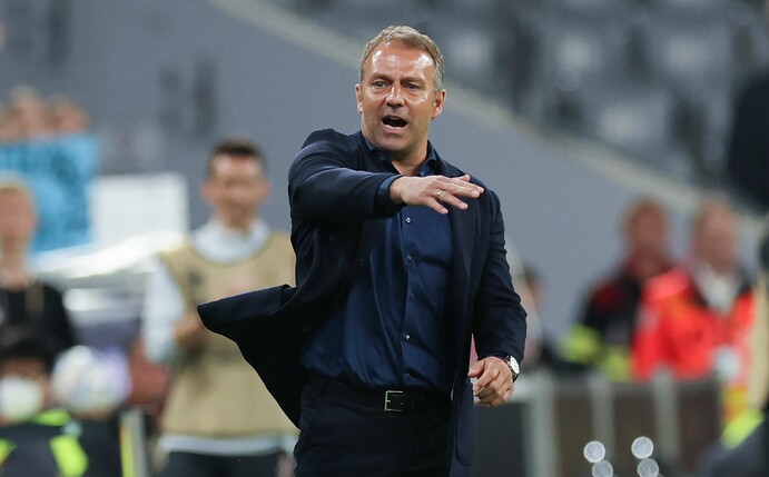 Bundestrainer Hansi Flick coacht seine Mannschaft während der Partie gegen England.