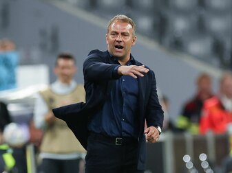 Bundestrainer Hansi Flick coacht seine Mannschaft während der Partie gegen England. Bundestrainer Hansi Flick coacht seine Mannschaft während der Partie gegen England.