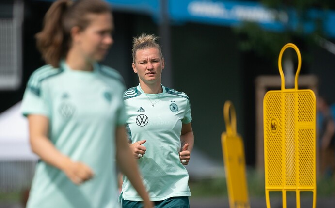 DFB-Kapitänin Alexandra Popp steht während des Trainings der deutschen Frauen-Nationalmannschaft auf dem Platz.