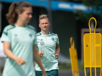 DFB-Kapitänin Alexandra Popp steht während des Trainings der deutschen Frauen-Nationalmannschaft auf dem Platz. DFB-Kapitänin Alexandra Popp steht während des Trainings der deutschen Frauen-Nationalmannschaft auf dem Platz.