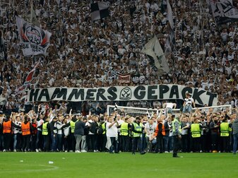 Nach Platzsturm: Geisterspiel auf Bewährung für Frankfurt Nach Platzsturm: Geisterspiel auf Bewährung für Frankfurt