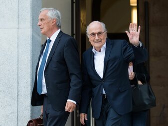 Ex-FIFA-Boss Joseph Blatter (r) beim Verlassen des Bundesstrafgerichts nach dem ersten Tag des Prozesses. Ex-FIFA-Boss Joseph Blatter (r) beim Verlassen des Bundesstrafgerichts nach dem ersten Tag des Prozesses.