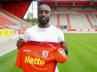 Regensburg holt Owusu von Zweitliga-Absteiger Aue Regensburg holt Owusu von Zweitliga-Absteiger Aue