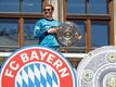 Bayern-Torwart Manuel Neuer mit der Meisterschale.