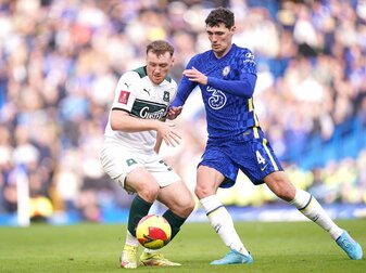 Chelseas Andreas Christensen geht gegen Plymouths Luke Jephcott energisch in den Zweikampf. Chelseas Andreas Christensen geht gegen Plymouths Luke Jephcott energisch in den Zweikampf.