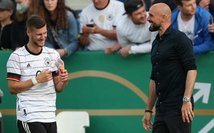 U21-Nationalspieler Tom Krauß (l) kommt auf Leihbasis zu den Schalkern.