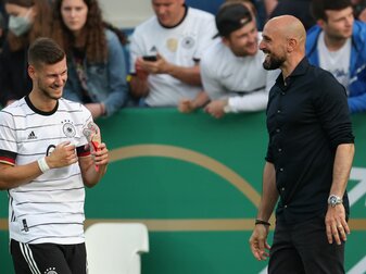 U21-Nationalspieler Tom Krauß (l) kommt auf Leihbasis zu den Schalkern. U21-Nationalspieler Tom Krauß (l) kommt auf Leihbasis zu den Schalkern.