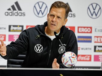 DFB-Direktor Oliver Bierhoff sitzt bei einer Pressekonferenz auf dem Podium. DFB-Direktor Oliver Bierhoff sitzt bei einer Pressekonferenz auf dem Podium.